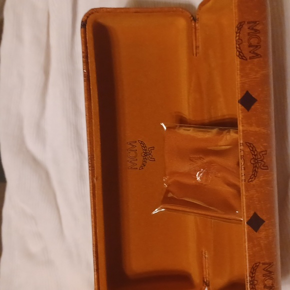 COPY - MCM case - Picture 2 of 3